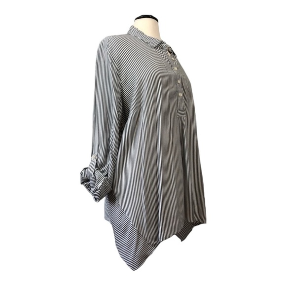 Premise Studio Gray White Stripe Sharkbite Hem Top 2X - Picture 14 of 14